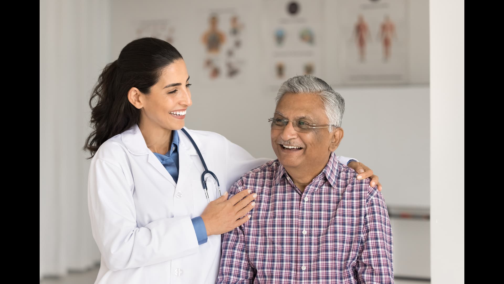 Lege som arbeider med pasient i moderne legeklinikk - illustrerer hvordan MedNotes gir leger mer tid til det som betyr mest